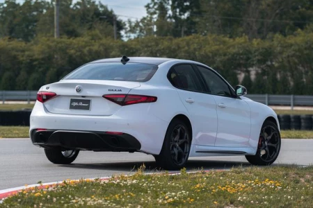 Miniaturansicht von Alfa Romeo Giulia 2.0T 280hp AWD Veloce Rückansicht