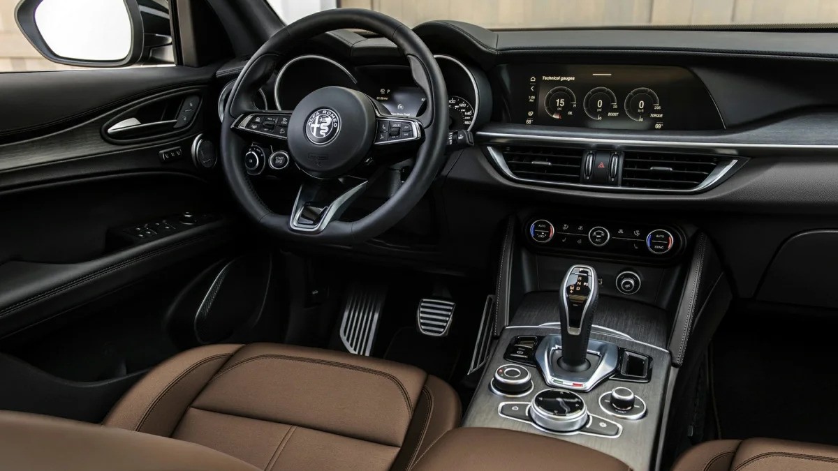 Alfa Romeo Stelvio 2.0T 200hp AWD Interior
