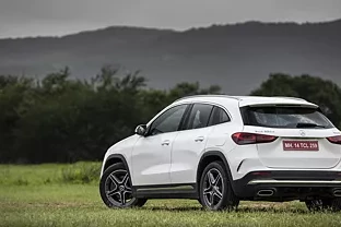 Náhľad Mercedes-Benz GLA 180 D Pohľad zozadu