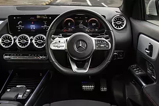 Náhľad Mercedes-Benz GLA 180 D Interiér