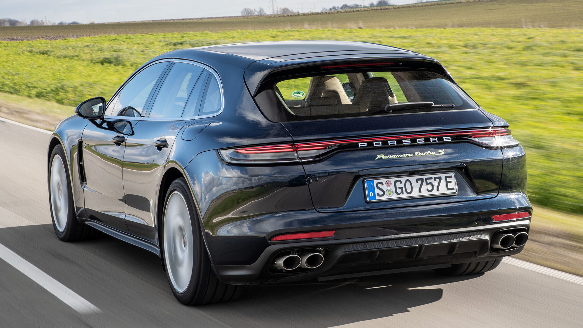 Porsche Panamera GTS Sport Turismo Zadní pohled