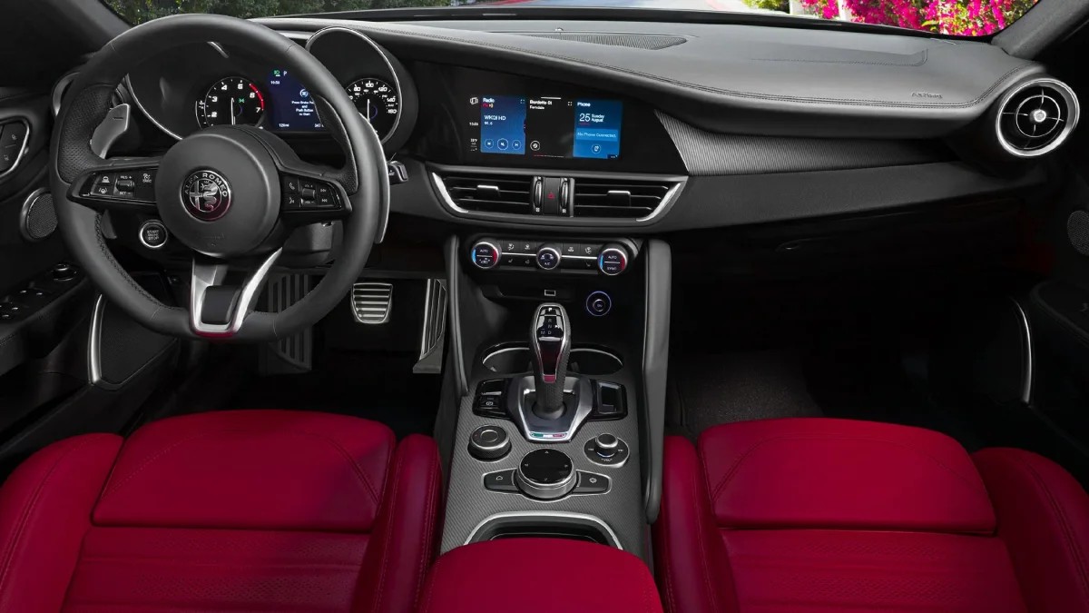 Alfa Romeo Giulia 2.9 V6 Quadrifoglio Interior