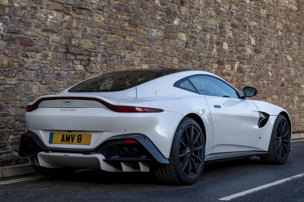 Aston Martin Vantage Zadní pohled