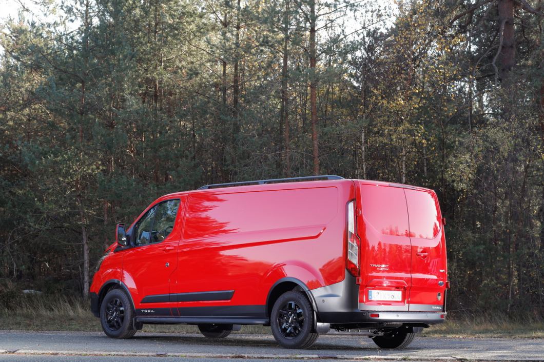 Ford Transit Custom L2H1 290 185hp Sport Zadní pohled
