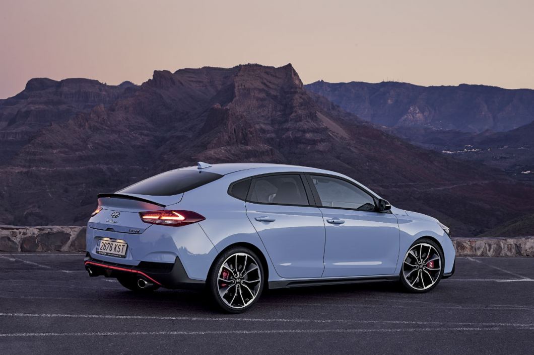 Hyundai I30 Fastback 1.5 T-GDI 48V Premium Rear view