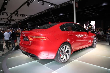 Náhled Jaguar XE P250 R-Dynamic Black Zadní pohled