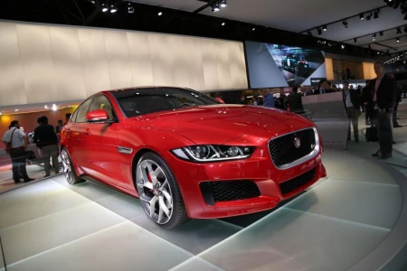 Náhled Jaguar XE P250 R-Dynamic Black Čelní pohled
