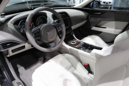 Náhled Jaguar XE P250 R-Dynamic Black Interiér