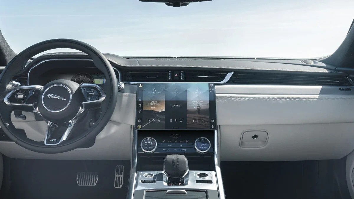 Jaguar XF D200 Dynamic HSE Interiér