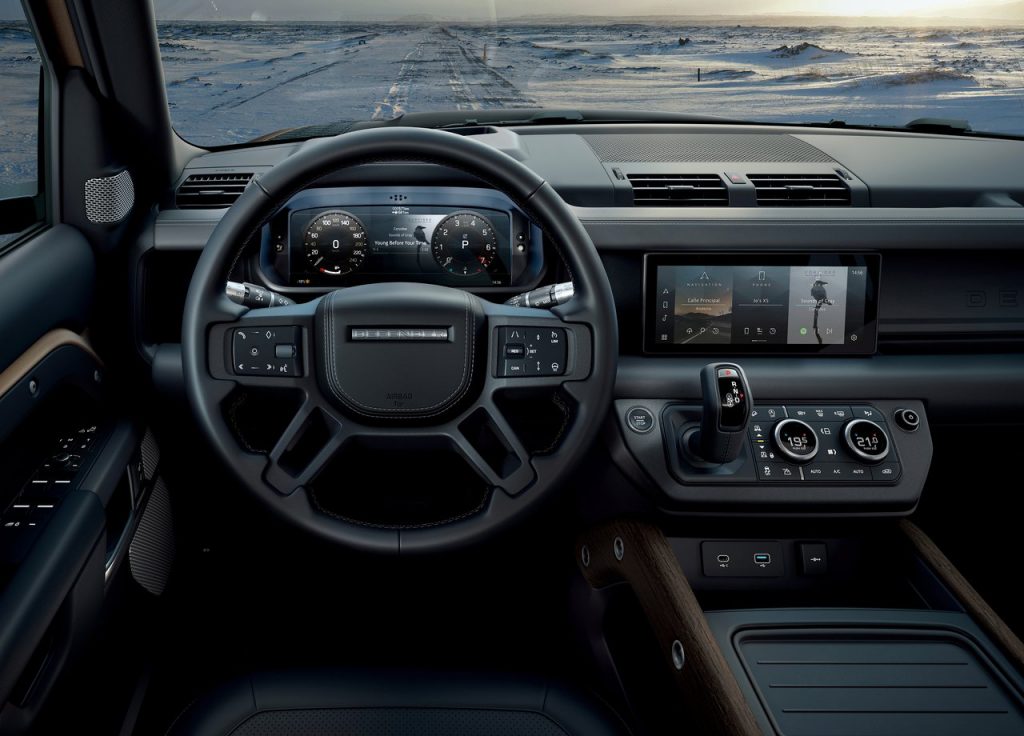 Land Rover Defender 110 D250 SE Interiér