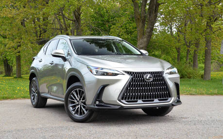 Lexus NX 300h AWD Premium Čelní pohled