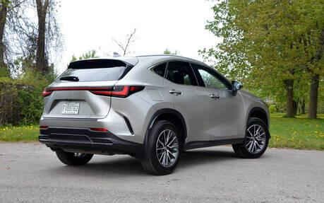 Lexus NX 300h AWD Premium Zadní pohled