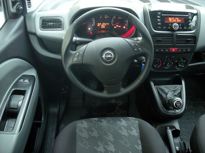 Opel Combo Tour L1H1 1.2 Turbo 130hp Edition Interiér