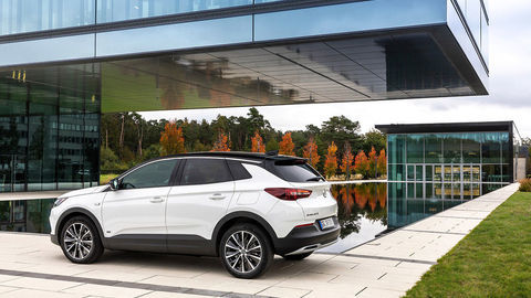 Opel Grandland X 1.6 Turbo Hybrid4 300hp Business Elegance Zadní pohled