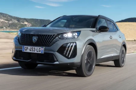 Miniaturansicht von Peugeot 2008 Allure 1.2 PureTech 130 Vorderansicht