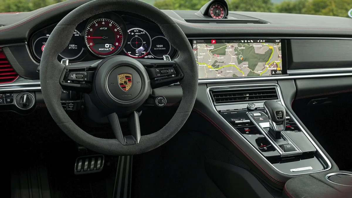 Porsche Panamera 4 Executive Interiér