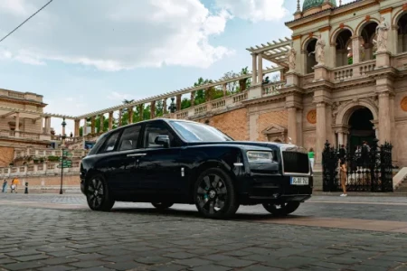Miniaturansicht von Rolls-Royce Cullinan Vorderansicht