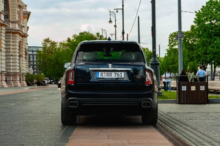 Miniaturansicht von Rolls-Royce Cullinan Rückansicht