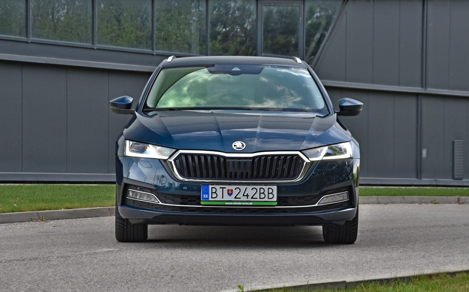 Skoda Octavia Combi 1.0 TSI Business Edition Plus Front view