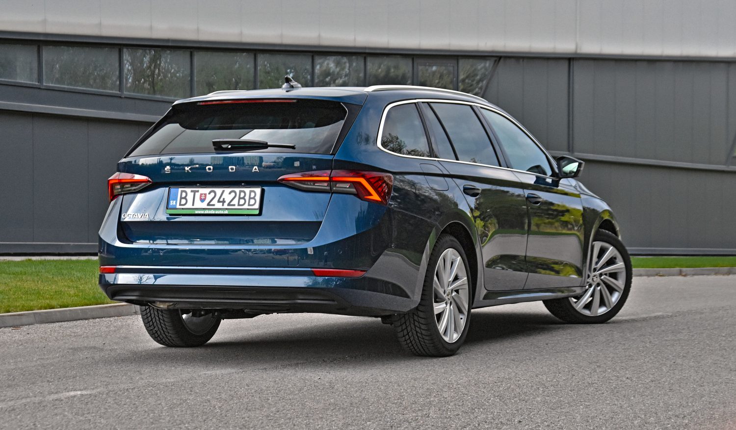 Skoda Octavia Combi 1.0 TSI Business Edition Plus Rear view