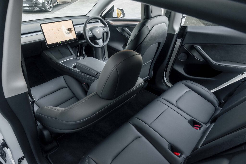 Tesla Model Y Long Range AWD Interiér