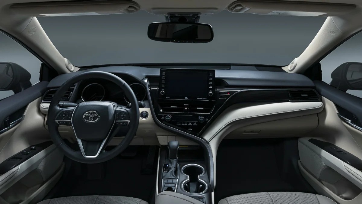 Toyota Camry 2.5 Hybrid Active Interiér