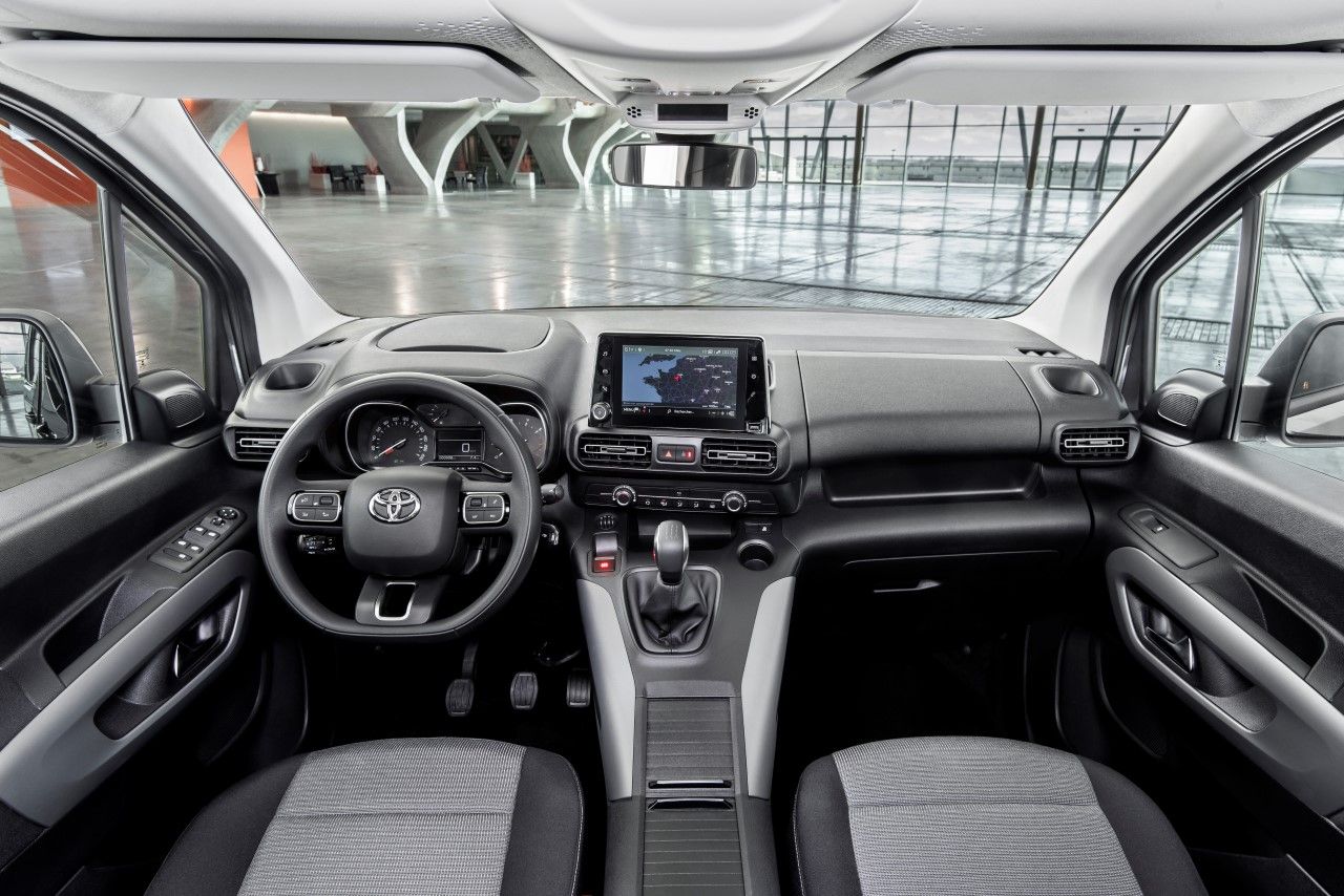 Toyota Proace City Long 1.2 Turbo 130hp Navigator Interiér