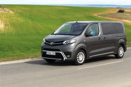 Miniaturansicht von Toyota Proace Shuttle Medium 2.0 D-4D 122hp Cool Comfort Vorderansicht