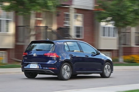 Náhled Volkswagen E-Golf E-dition 2020 Zadní pohled