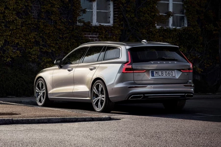 Náhled Volvo V60 B3 Momentum Advantage Zadní pohled
